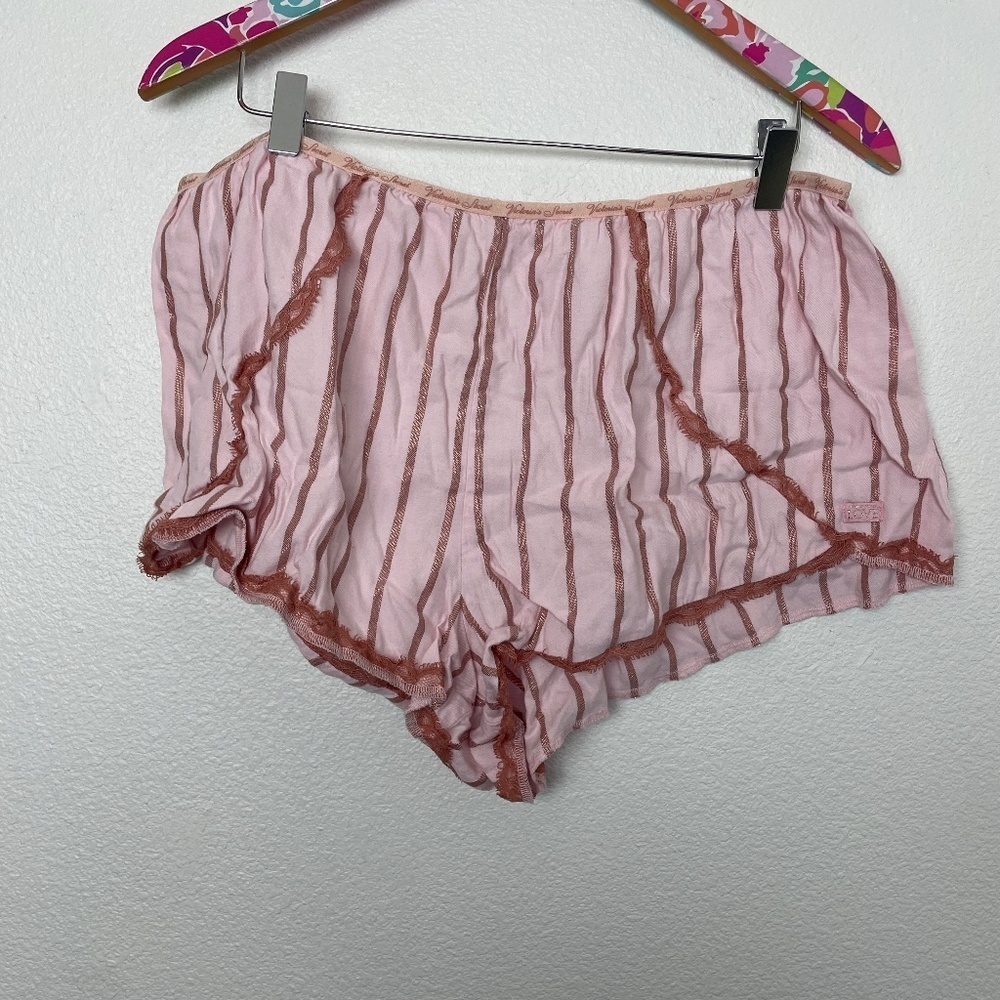 Victoria's Secret pink striped shorts size XL // 2552